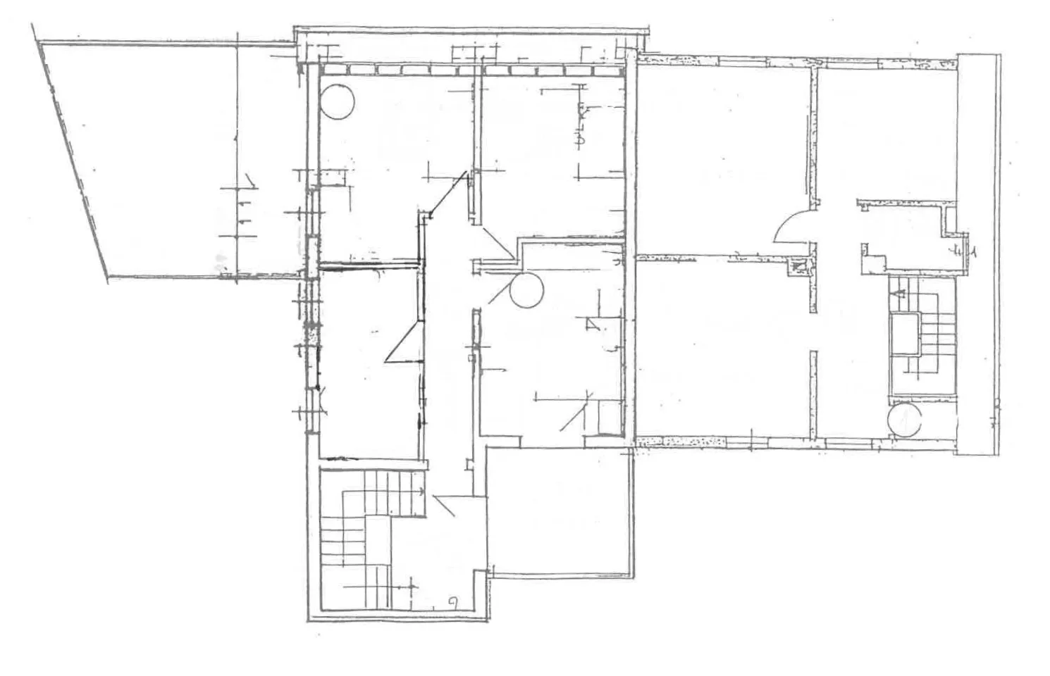 Vorher: Handgezeichnete Grundriss-Skizze eines Doppelhauses mit Garage.