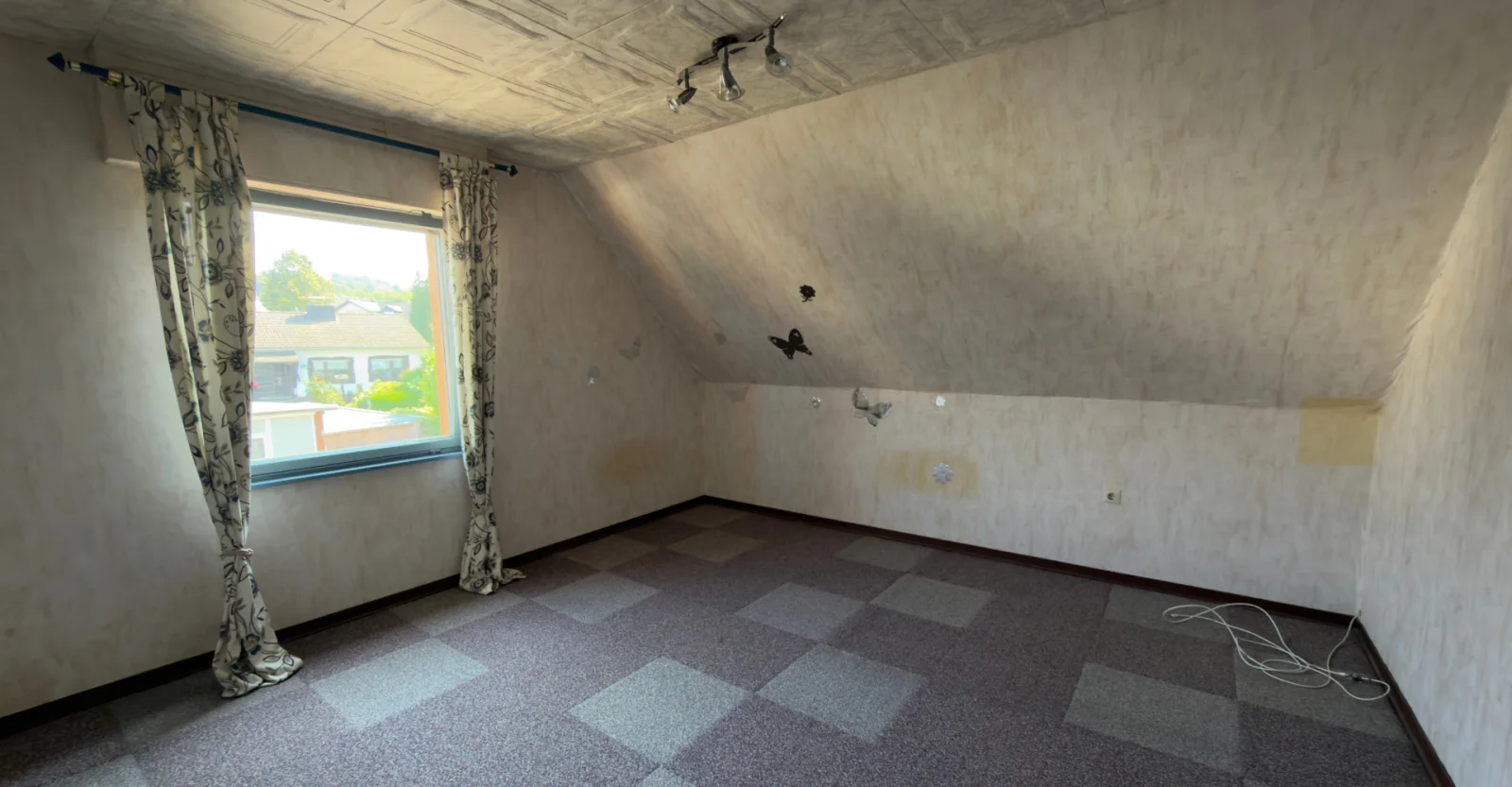 Vorher: Schlafzimmer mit Dachschräge in einem Sanierungsobjekt in Stuttgart vor der virtuellen Sanierung.