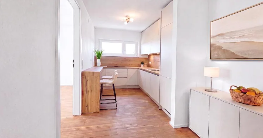 Nachher: Virtuell eingerichtete Küche in Dußlingen mit Küchenzeile und Sideboard. Virtuelles Home Staging von Stagingwerk, mit KI erstellt.
