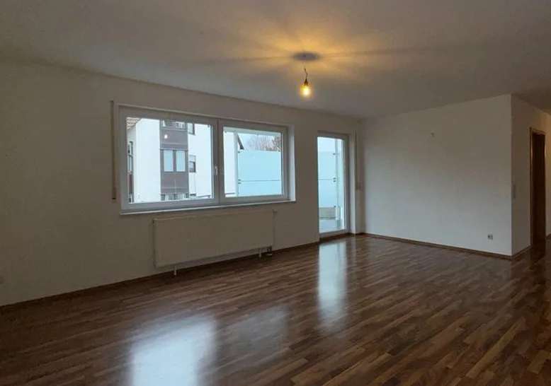 Vorher: Leeres Wohnzimmer mit Parkett in Hechingen vor dem virtuellen Home Staging.