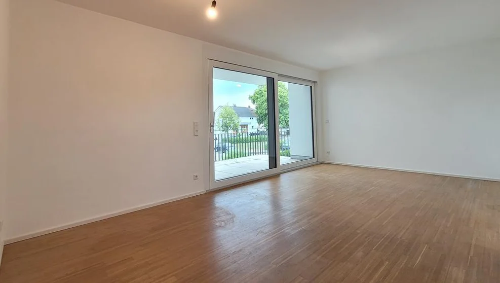 Vorher: Leerer Wohn- und Essbereich einer 3-Zimmer-Wohnung in Dußlingen.