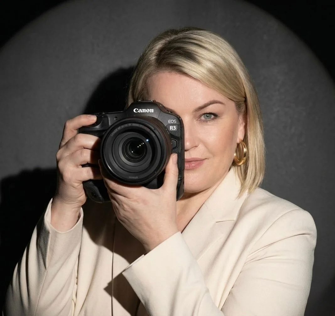 Alla Bauer von Stagingwerk mit Kamera bei der Objektaufnahme (Foto mit KI bearbeitet)