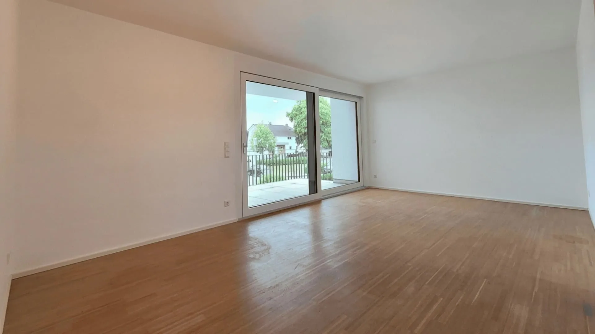 Vorher: leerer, unmöblierter Wohnraum als Ausgangszustand vor dem virtuellen Home Staging